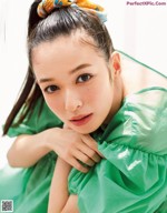Erika Mori 森絵梨佳, MAQUIA マキア Magazine 2022.05 A woman in a green dress with a colorful headband.